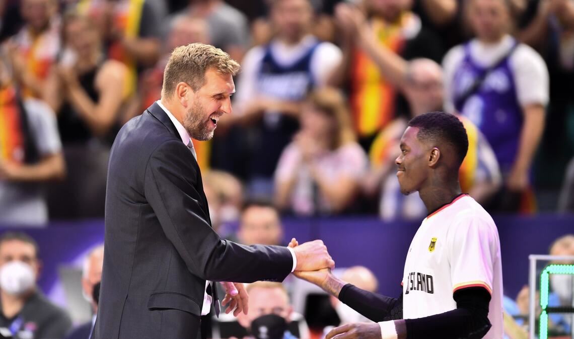 Liebe gesucht: Schröder zwischen Inspiration und Protz Als Spieler erfolgreich, als Typen verschieden: Nowitzki und Schröder.