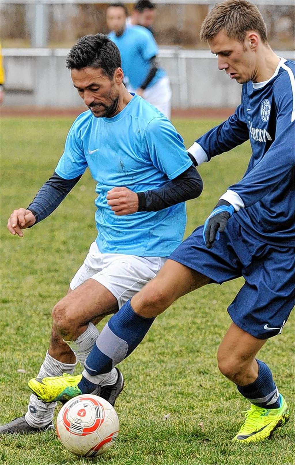 Als Spielertrainer ist Sezai Özdemir bei Hellas Mühlacker (li., gegen 08 Mühlacker) aktiv. Doch nach der laufenden Saison will er sein Engagement beenden. Foto: Fotomoment