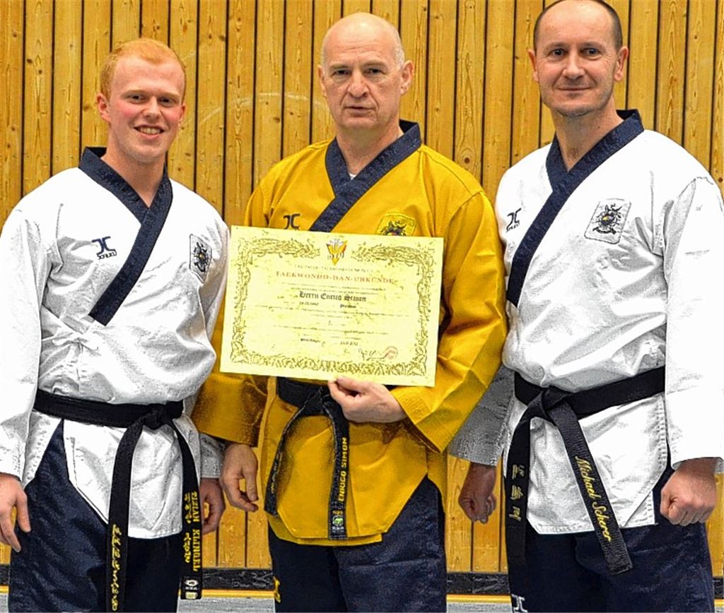 Als Träger des 7. Dan trägt Enrico Simon ab sofort den gelben Dobock, die Urkunde erhielt er in der vergangenen Woche. Tizian Klingel (2. Dan, li.) und Michael Scherer (6. Dan) hatten ihn mit intensivem Training in Mühlacker auf die schwere Prüfung vorbereitet. Foto: privat