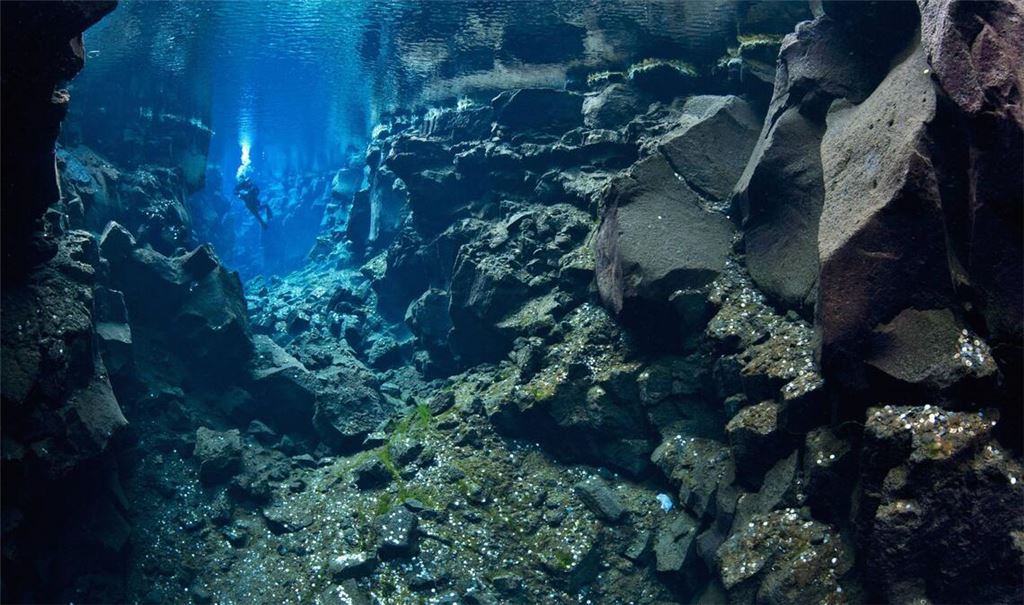 Als Unterwasser-Canyons bezeichnet man steilwandige Schluchten am Meeresboden entlang der Kontinentalränder.