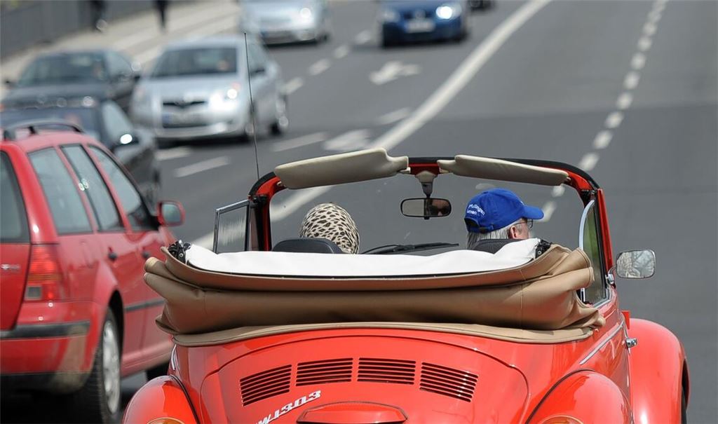 Als das Käfer Cabrio gebaut wurde, hatte es Kultstatus, heute wird immer seltener zur offenen Bauweise gegriffen. (Archivbild)