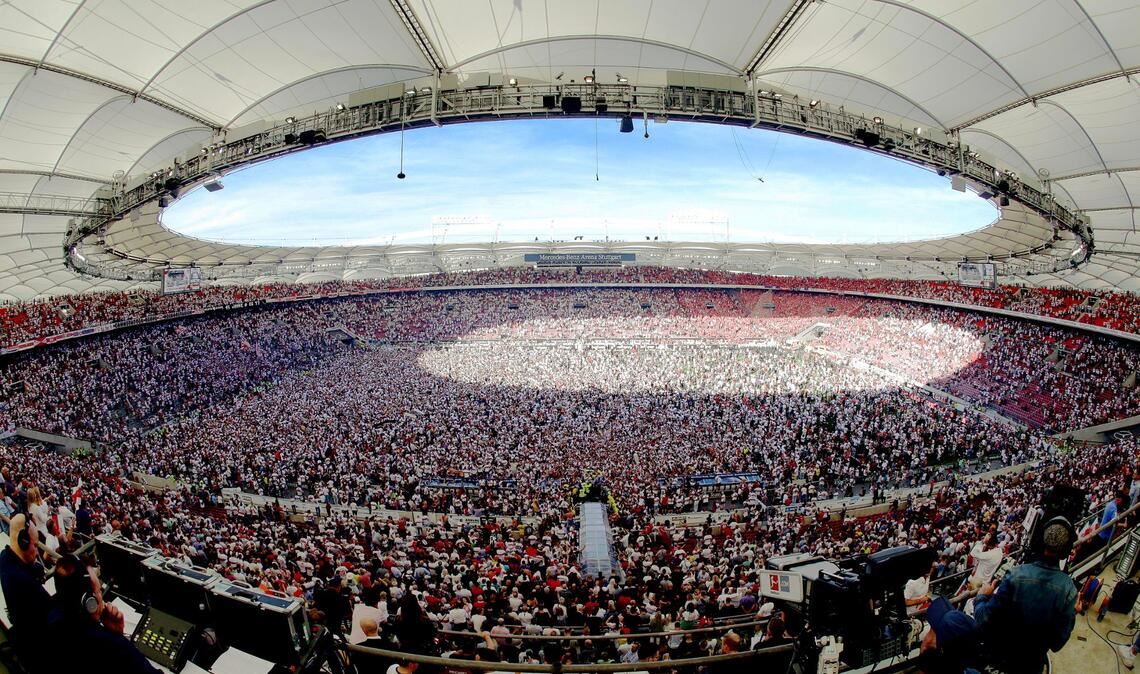 Als der VfB Stuttgart am 14. Mai 2022 gegen den 1. FC Köln im letzten Moment den Klassenverbleib schafft, stürmen die Anhänger vor Glück auf den Rasen.