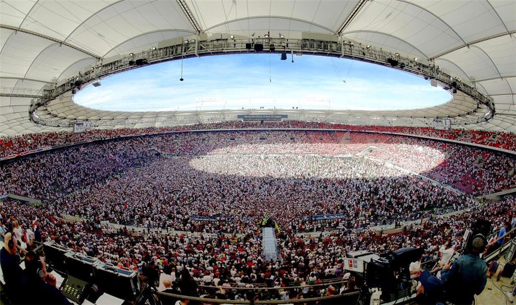 Als der VfB Stuttgart am 14. Mai 2022 gegen den 1. FC Köln im letzten Moment den Klassenverbleib schafft, stürmen die Anhänger vor Glück auf den Rasen.