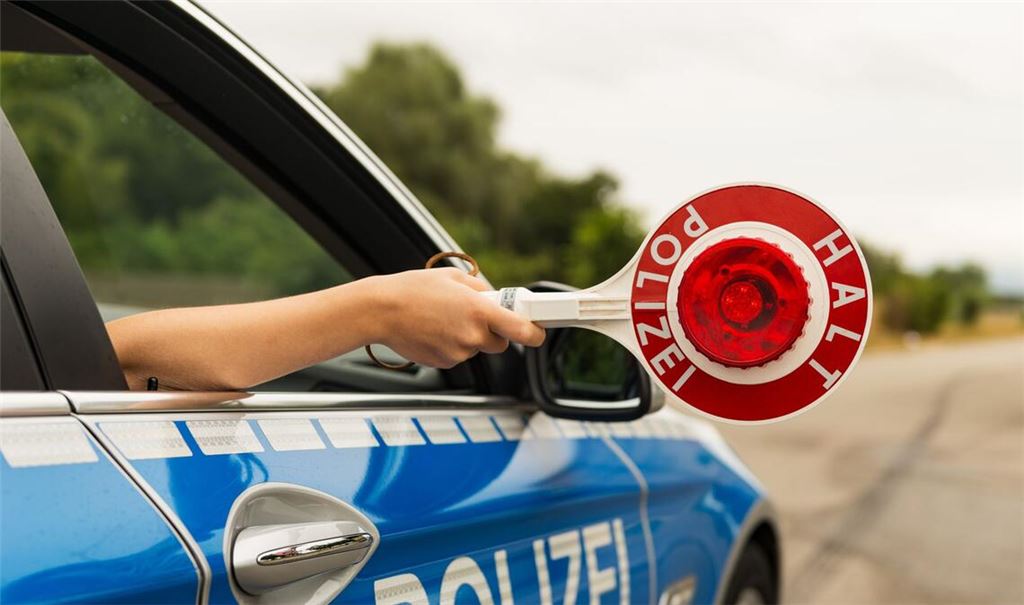 Als die Beamten den Jugendlichen kontrollieren wollten, gab er Gas und fuhr davon. (Symbolbild)