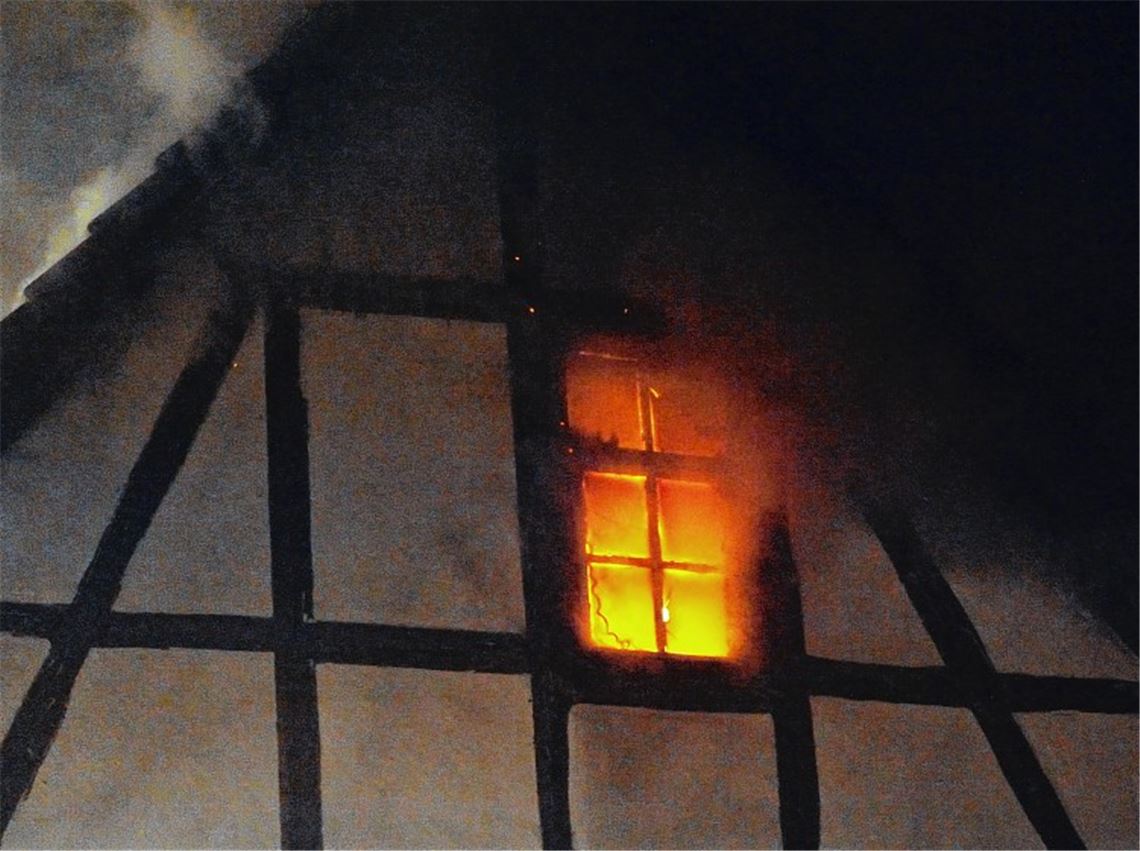 Als die Feuerwehr nach 21 Uhr in der Knittlinger Straße eintrifft, steht das Obergeschoss des Hauses bereits lichterloh in Flammen. 
