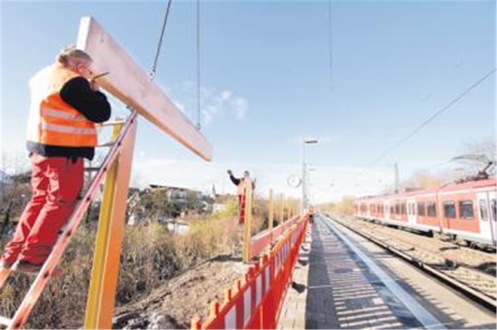 Als die derzeit größte Einzelbaumaßnahme in Illingen bezeichnet Bürgermeister Harald Eiberger die Errichtung der Lärmschutzwand entlang der Bahn auf der Seite des Luigareals. Bei dieser Maßnahme gegen den Krach, der von der Schiene ausgeht, soll es nicht bleiben. Die Bahn plant weitere Schallschlucker an der Strecke, für die der Bund Mittel in Millionenhöhe bereitstellt. 
Foto: Tilo Keller