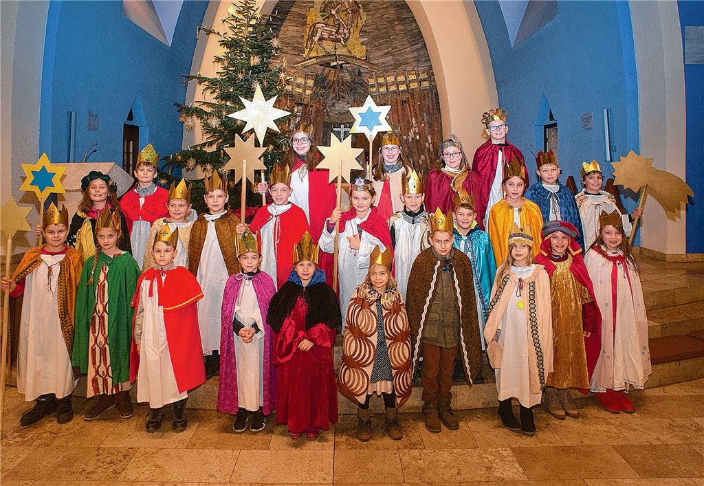 Als diese Kinder im Dezember 2019 ausgesandt wurden, war Corona noch ein fernes Phänomen in China. Inzwischen hat das Virus die Welt verändert und wird sich auch auf die nächste Sternsingeraktion auswirken. Die Verantwortlichen arbeiten an Konzepten.Fotomoment