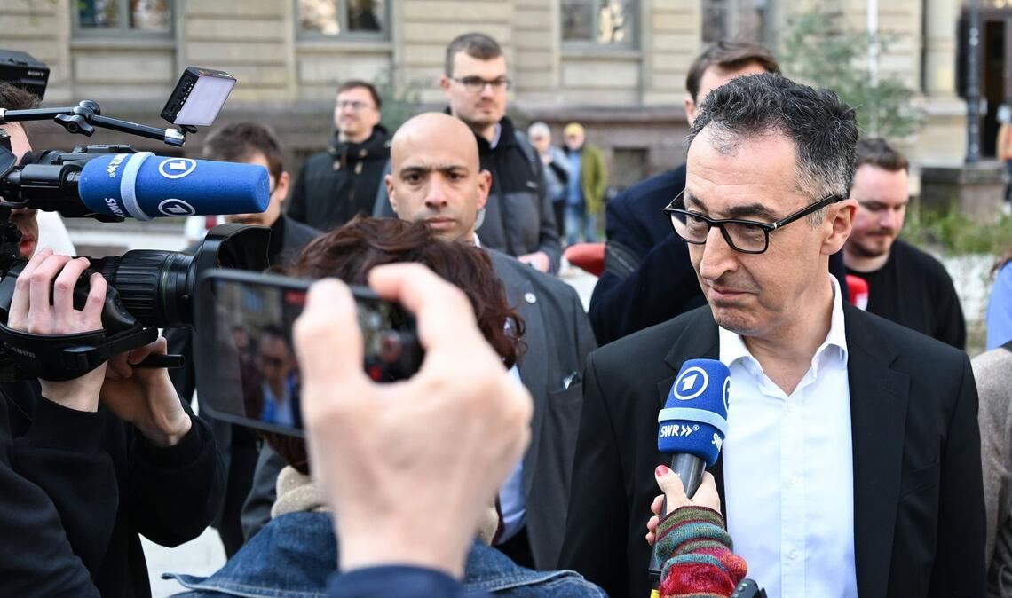 Als erster der drei stärksten Parteien machte sich Grünen-Chef Cem Özdemir auf den Weg ..