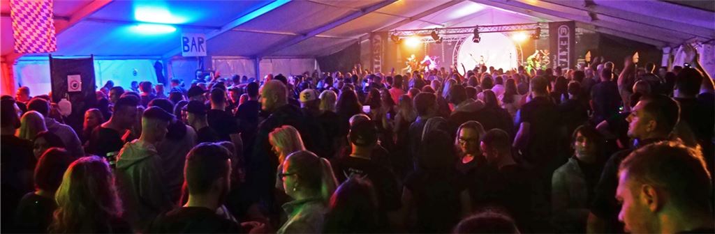 Als hätte es Corona nie gegeben: Am Samstagabend wird im Hard-Rock-Zelt in den Enzgärten gefeiert wie vor Pandemiezeiten. Fotos: Friedrich
