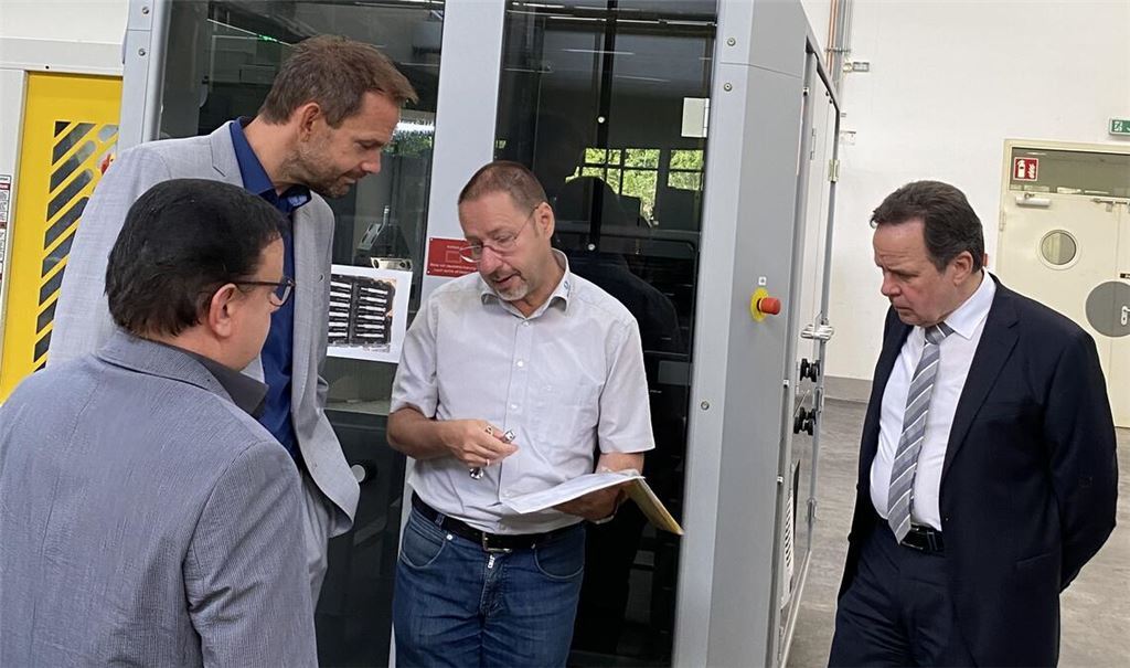 Als interessierte Gäste lassen sich Landrat Bastian Rosenau (2. v. li.) und Hochschulrektor Ulrich Jautz (re.) durch Manfred Notter (li.) und Klaus Notter die Situation des Unternehmens erläutern. Fotos: Enzkreis/Enke