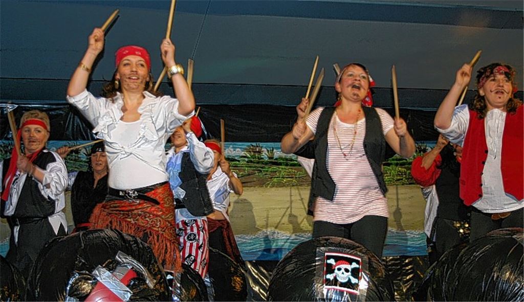 Als tanzende Piraten die am Karibikstrand mächtig auf die Trommel schlagen, tritt die Damengymnastikgruppe Fit und Fun vom TSV Ölbronn auf und tragen so zum Proramm der Winterfeier bei. Fotos: Rall