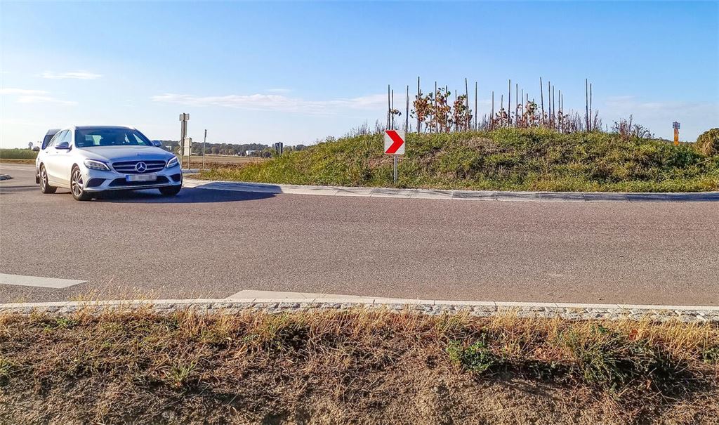 Als „unansehnlich und missglückt“ ist der Kreisverkehr kritisiert worden. Foto: Deeg