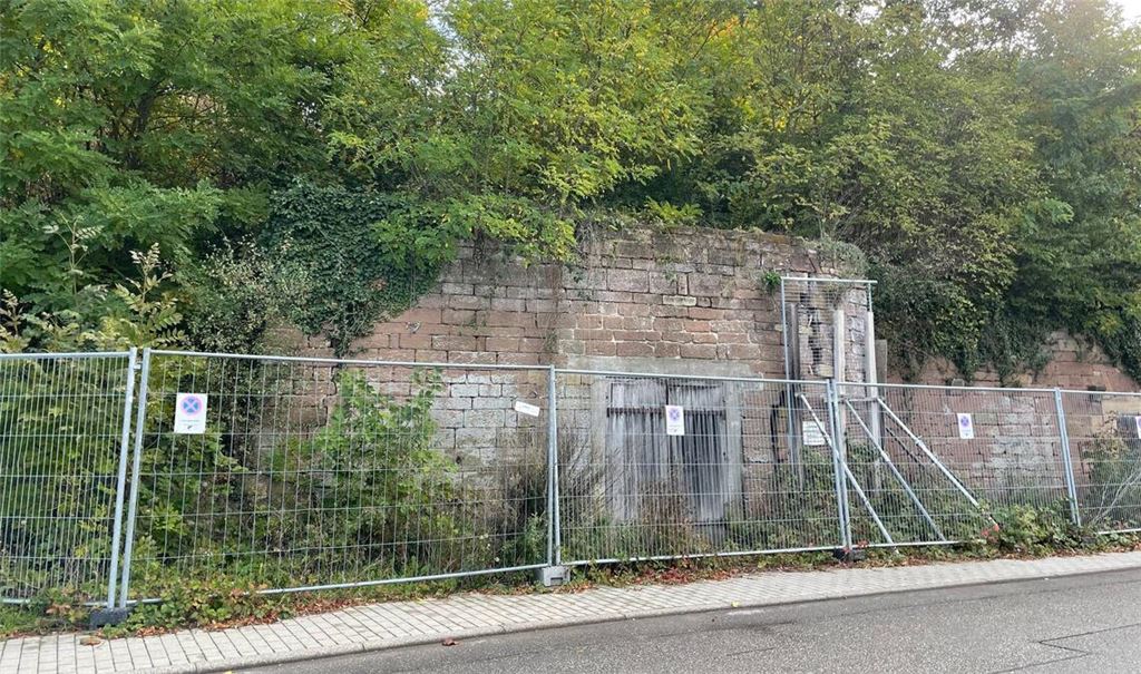 Als „unschön und potenziell gefährlich“ bezeichnet der Lienzinger Stadtrat und Vorsitzende der CDU-Gemeinderatsfraktion, Günter Bächle, die Stützkonstruktion. Foto: privat