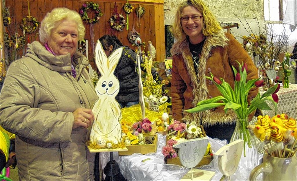 „Also diesen Hasen muss ich unbedingt noch haben“, freut sich die Kundin über den gelungenen Kauf auf dem Ostermarkt.Foto: Filitz