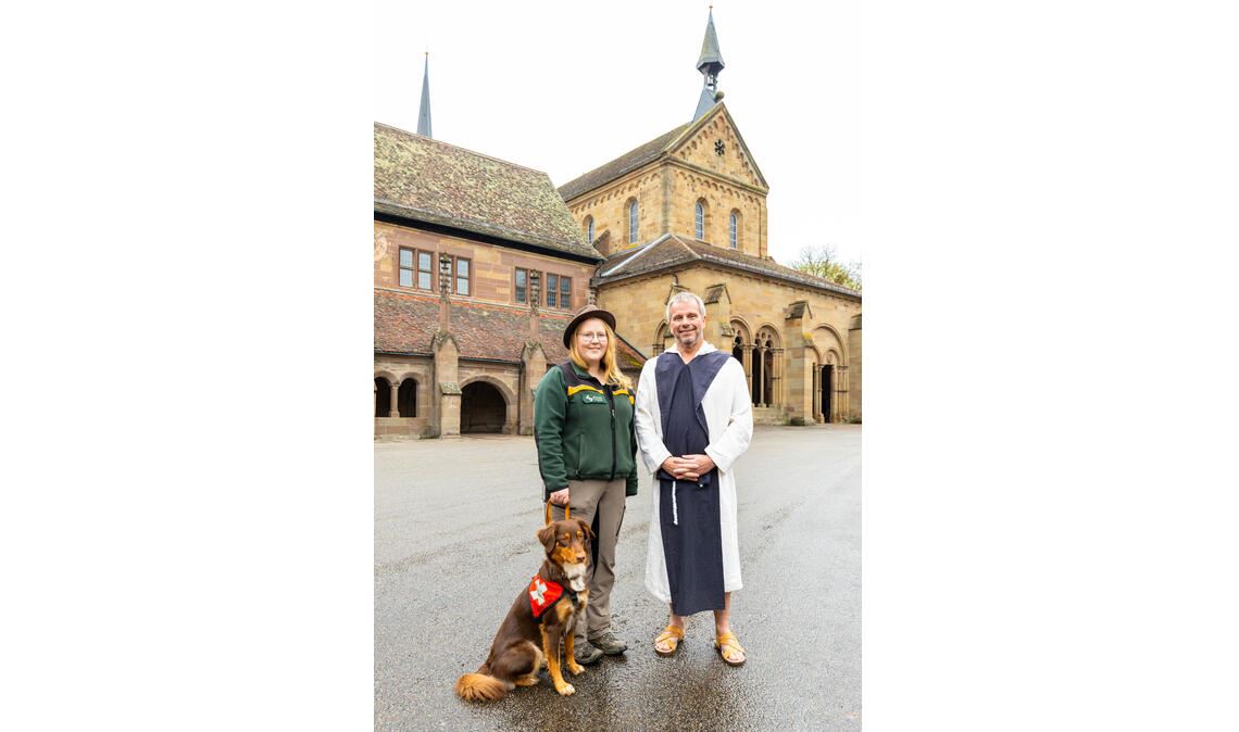 Alt-Bürgermeister Andreas Felchle als „Mönch Meier“, Sofie Bloß und „Frieda“ im Maulbronner Klosterhof. Foto: Enzkreis/Qreate
