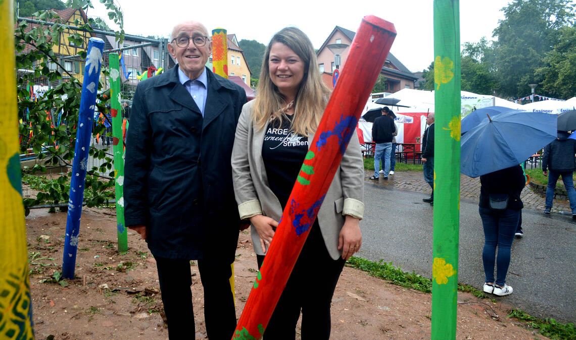Alt-Bürgermeister Helmut Wagner und Bürgermeisterin Antonia Walch inmitten der bunten Stelen, die auch Sternenfels und Diefenbach verbinden. Fotos: Stahlfeld