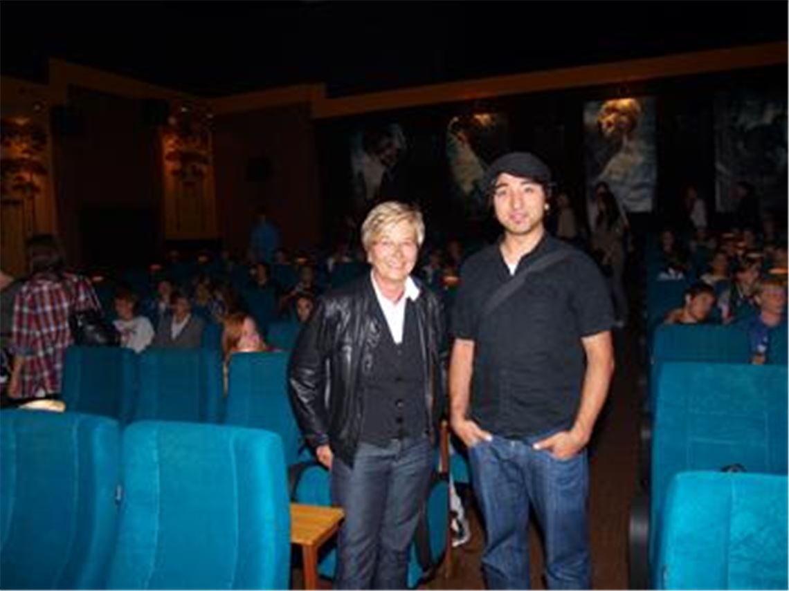 Alte Bekannte: Lehrerin Ilse Hupp und ihr ehemaliger Schüler, der Filmemacher Serdar Dogan, vor der ersten von vier Sondervorstellungen in der Scala. 
Foto: Filitz