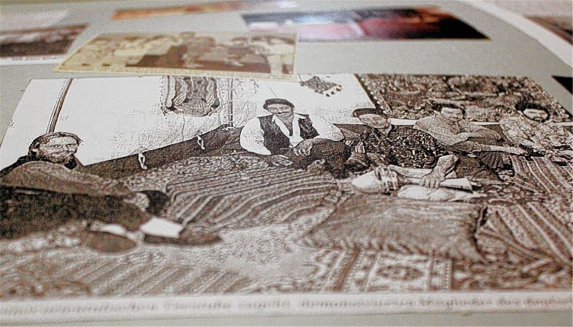 Alte Fotos erinnern an die Anfangszeiten des Vereins: Mitte der 90er Jahre hat der Deutsch-Türkische Gesprächskreis Besucher des Straßenfests in eine orientalische Teestube eingeladen.