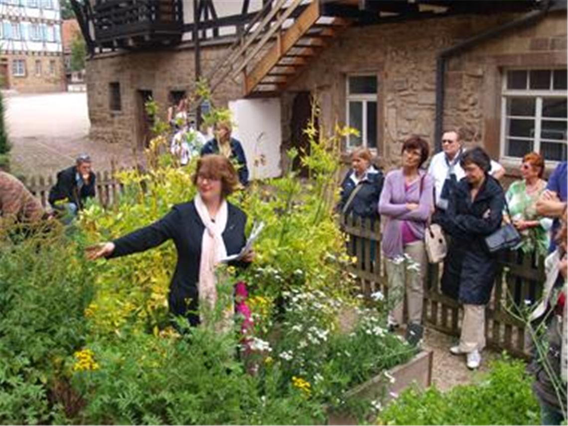 Alte Heilkunst neu entdeckt: Dr. Dagmar Schumacher stellt den Klostergarten vor. Foto: Filitz
