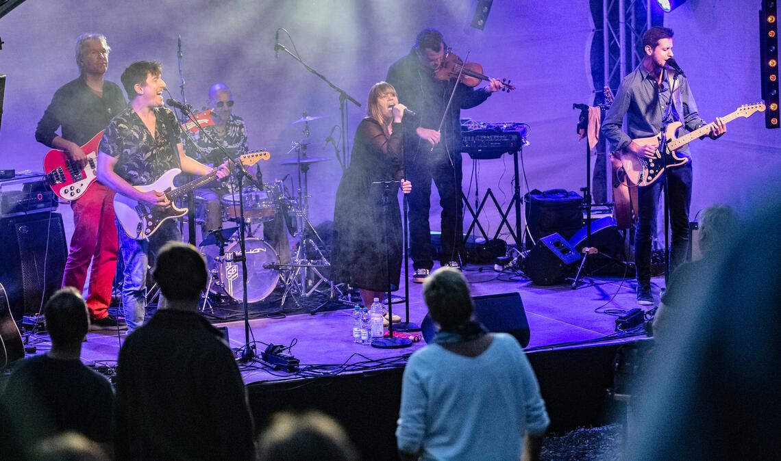 Alte Hits frisch interpretiert: „X-Friends“ spielen in der Burgruine. Foto: Fotomoment