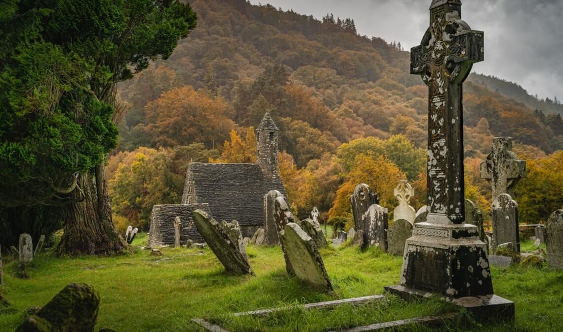 Alte Kirche und ein Friedhof in Irland: Die angebliche Wiege von Halloween.