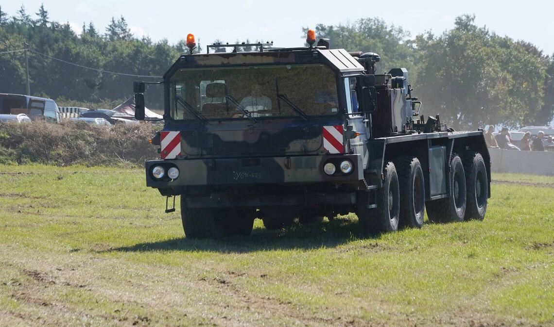 Mit dem Retro-Panzer über den Acker pflügen Alte Militärmaschinen gab es auch zu sehen.