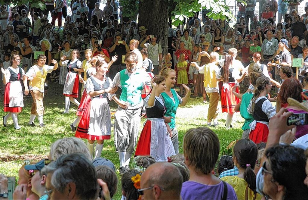 Alte Tradition beim einst als Kinderfest ins Leben gerufenen Vaihinger Maientag: Im Anschluss an den Festumzug finden die Aufführungen der Schüler im Rondell statt.