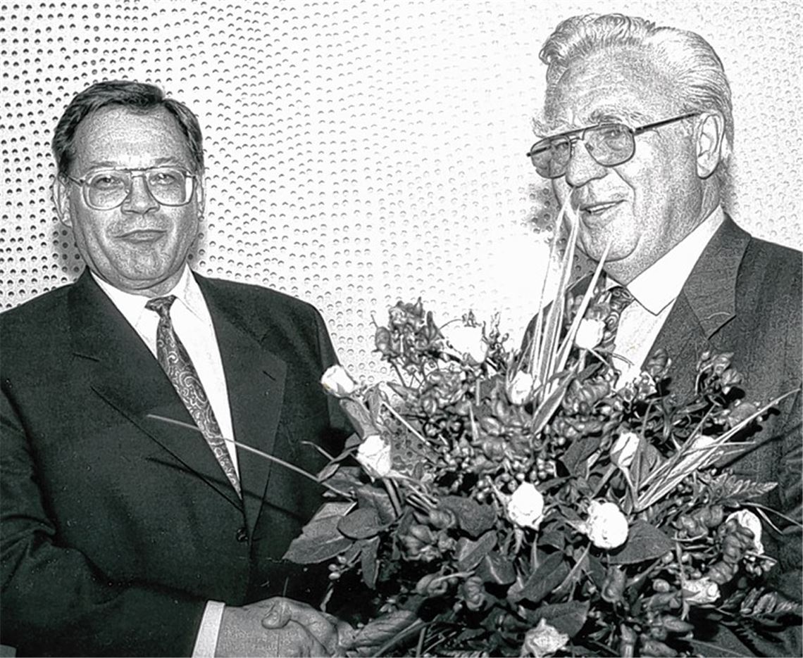 Alte Weggefährten: Der erste Enzkreis-Landrat Heinz Reichert (re.) und sein Nachfolger Werner Burckhart bei der Wachablösung 1995, als die Bilder noch schwarz-weiß waren ...