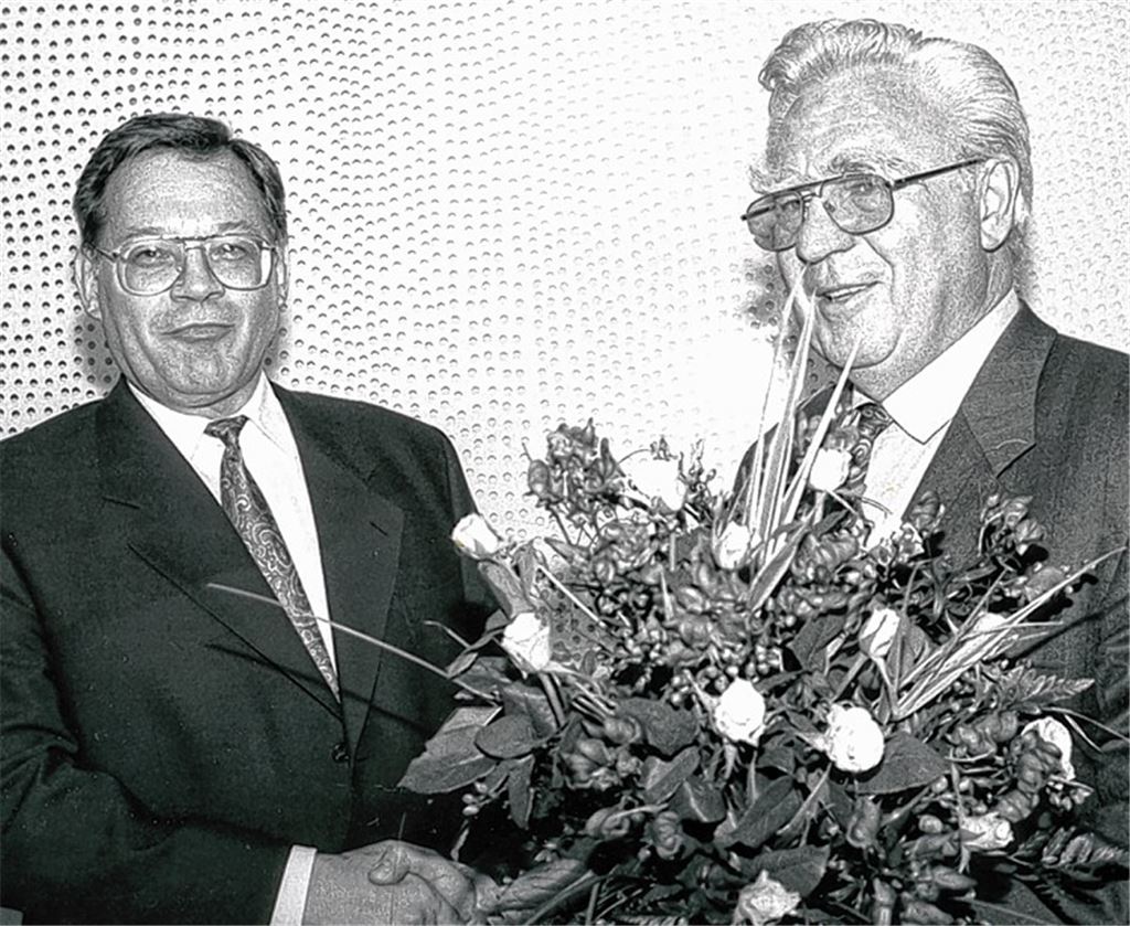 Alte Weggefährten: Der erste Enzkreis-Landrat Heinz Reichert (re.) und sein Nachfolger Werner Burckhart bei der Wachablösung 1995, als die Bilder noch schwarz-weiß waren ...