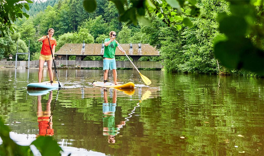 Alternative zu Ausflügen am Flussufer mit Fahrrad oder zu Fuß oder zu Touren im Kanu oder Schlauchboot: das Stand-up-Paddling erfreut sich wachsender Beliebtheit. Foto: Wegener