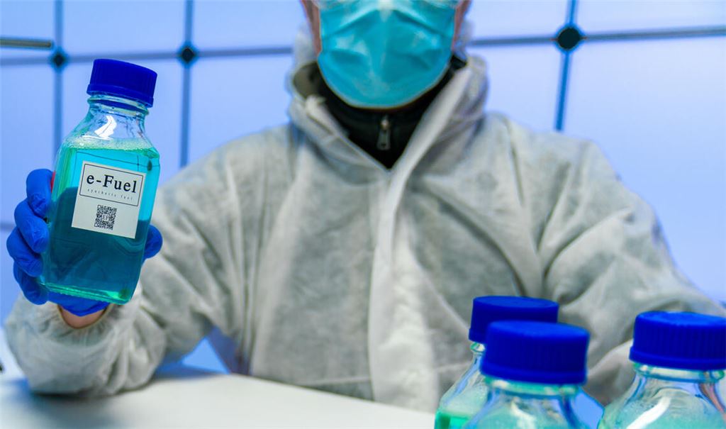 Alternative zum Batterieantrieb? Synthetischer Kraftstoff aus dem Labor gilt für die Gegner eines radikalen Verbrennerverbots als zukunftsträchtige Option. Foto: luchschenF - stock.adobe.com