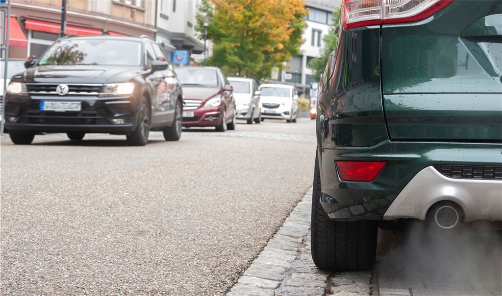 Alternativen: Ein Umstieg vom Auto aufs Rad und die Bereitschaft, Besorgungen zu Fuß zu erledigen, können Beiträge zum Klimaschutz auf kommunaler Ebene sein. Symbolfotos: Archiv
