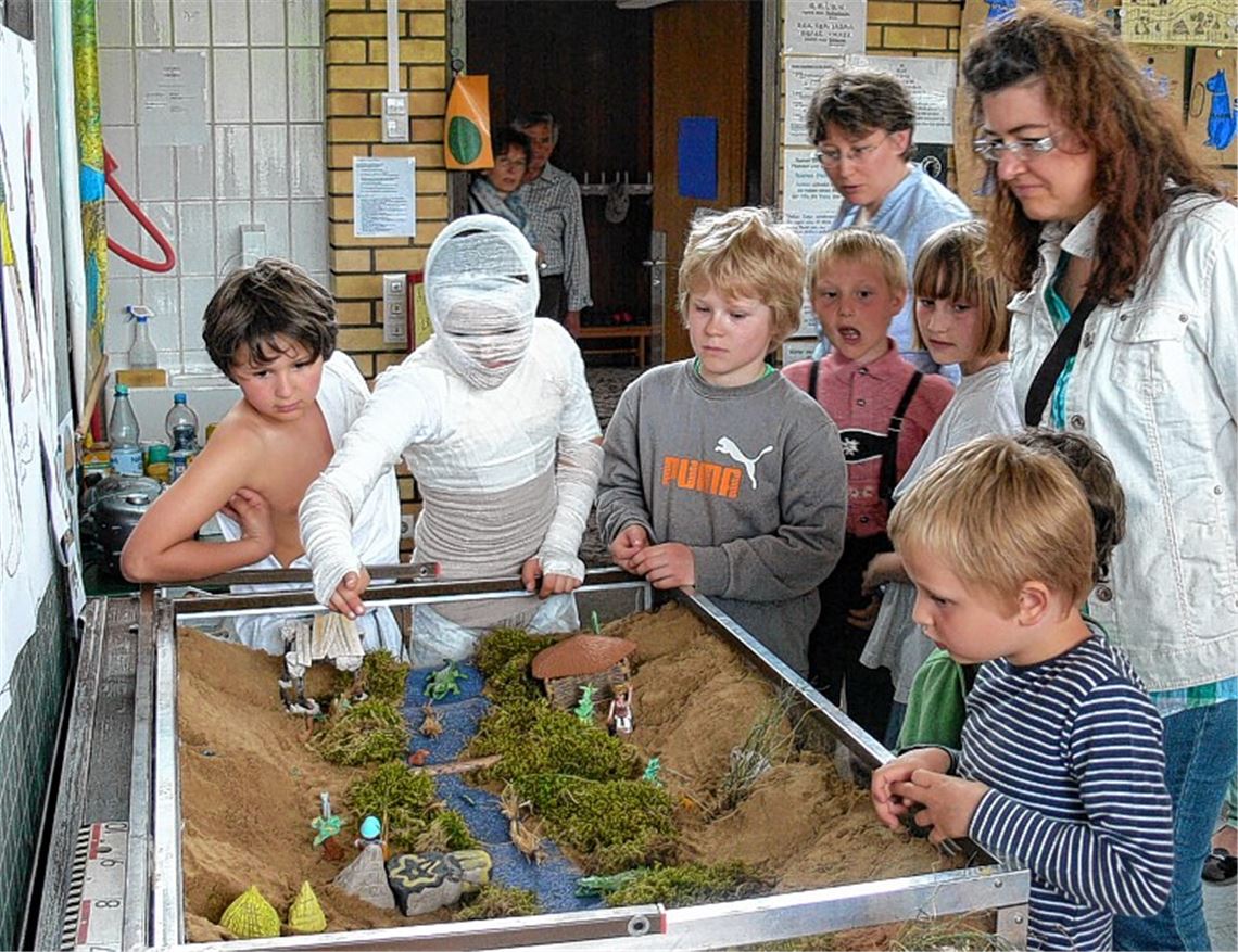 Altes Ägypten in Klasse 3: Eine Mumie präsentiert die Arbeitsergebnisse.