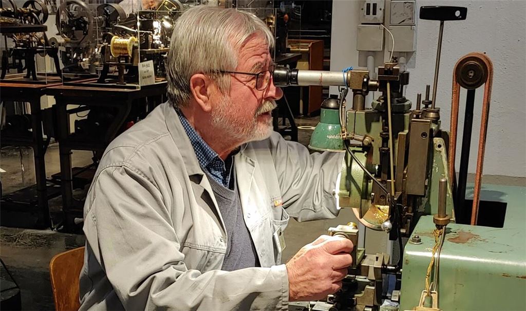 Altes Spezialwissen: Rudi Lang kann allein noch das Diamantieren zeigen. Fotos: Stahlfeld