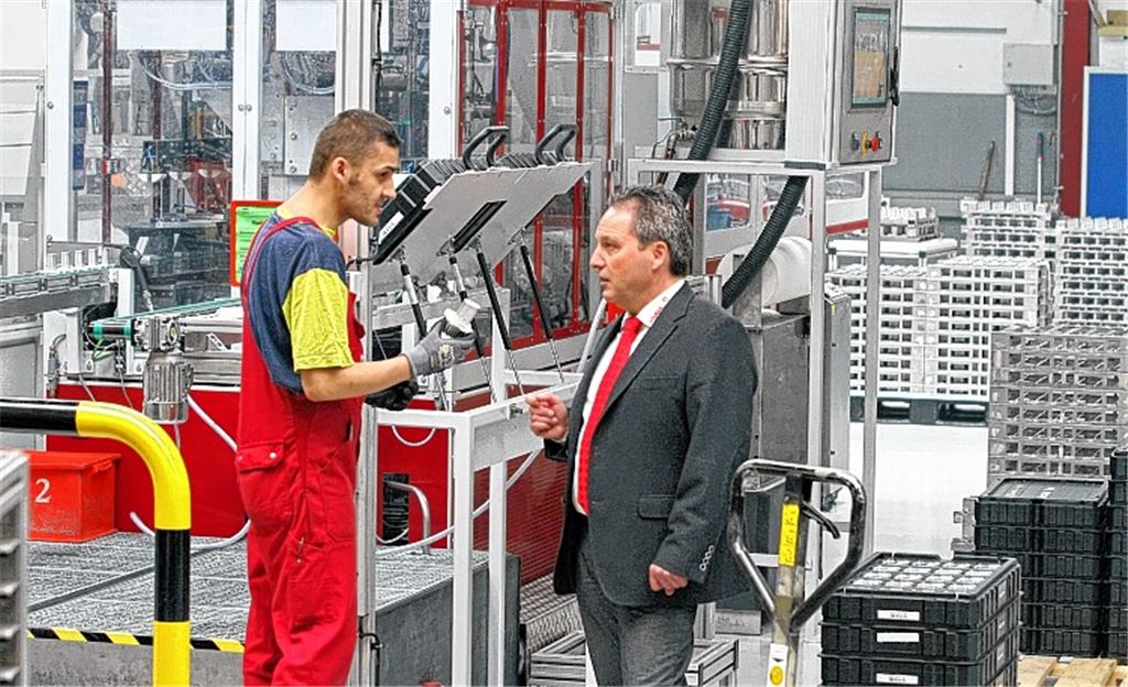 Alutec-Geschäftsführer Stefan Kretz (re.) im Gespräch mit Maschineneinrichter Ufuk Uysal. Mit neuen Produkten will sich der Automobilzulieferer am Markt behaupten. Foto: Goertz