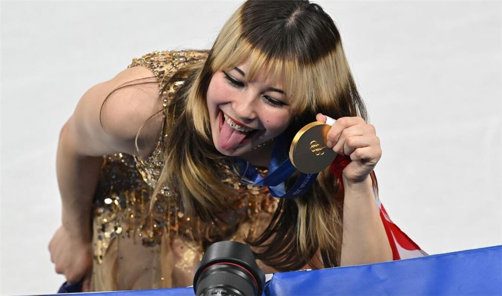 Alysa Liu posierte mit der Goldmedaille.