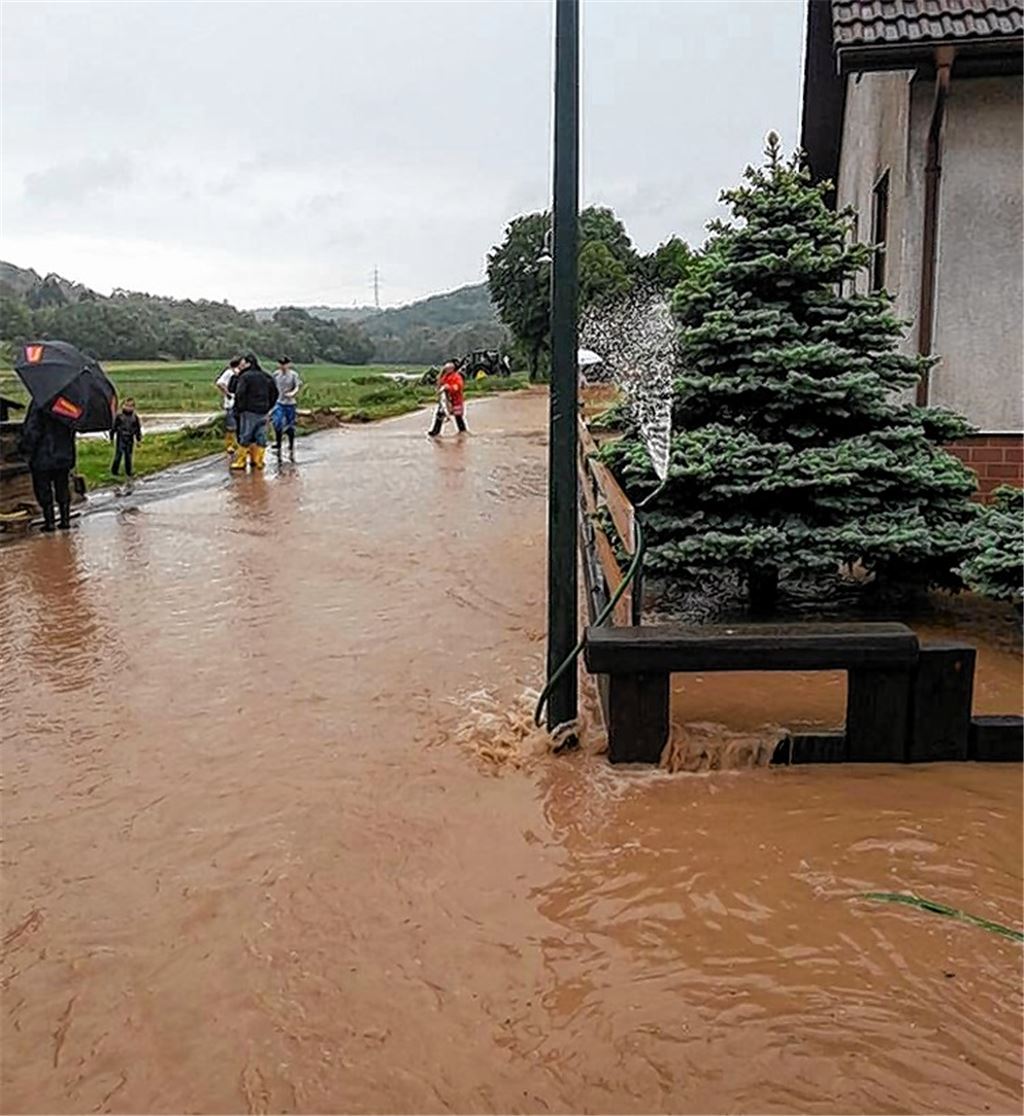 Am 1. Juni war das Wohngebiet „Schleifwiesen“ in Iptingen vom Hochwasser betroffen. Jetzt soll ein Fachbüro Lösungsvorschläge für einen besseren Schutz gegen die Flut erarbeiten.