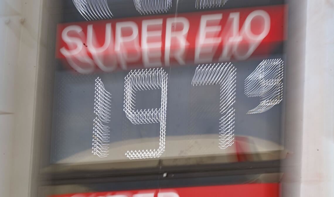 Am 1. Mai werden die Spritpreise an den meisten Tankstellen voraussichtlich unter 2 Euro fallen. (Archivbild)