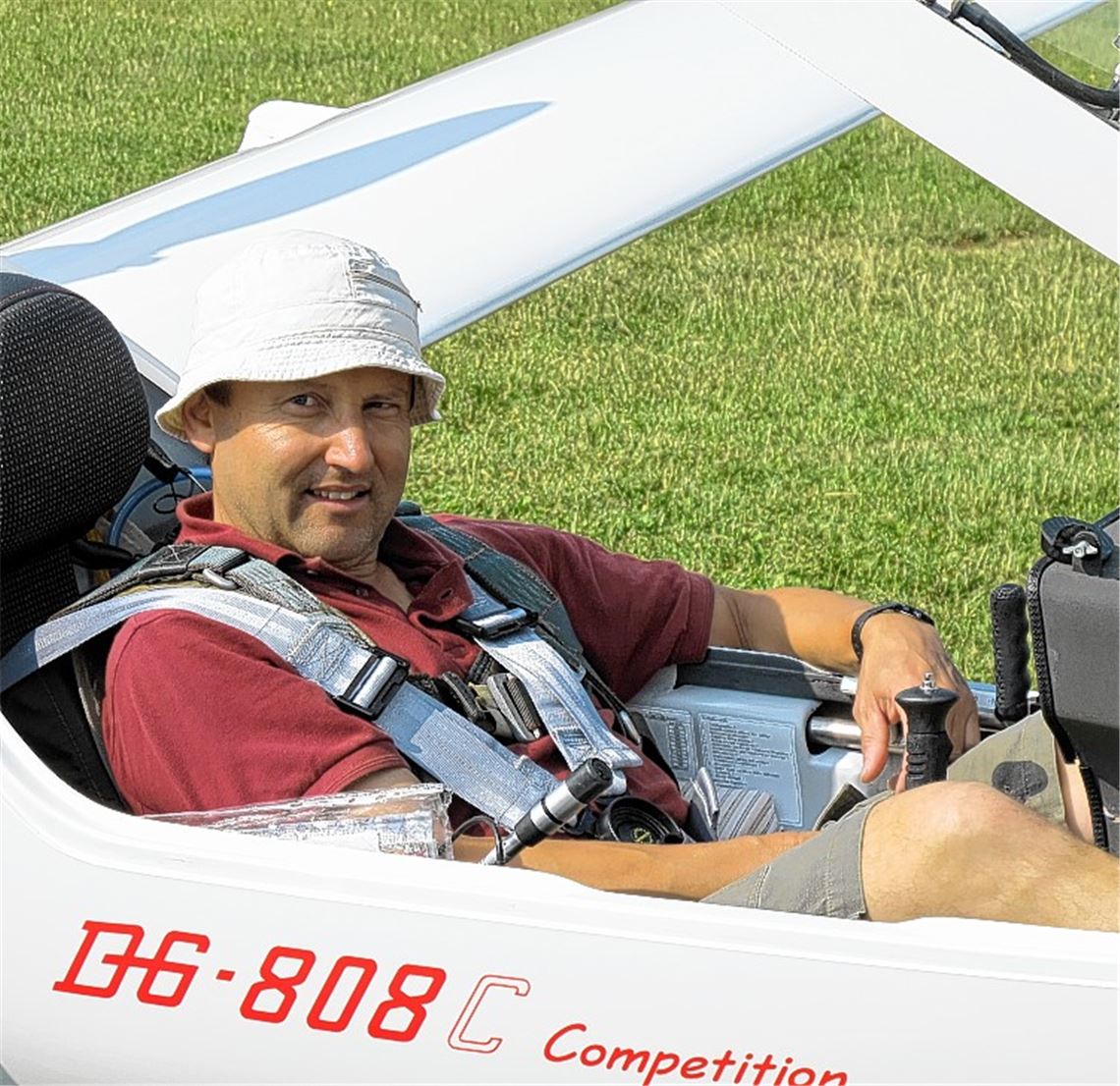 Am 13.Mai 2012 flog Roger von Bank mit seiner DG-808 in zehn Stunden 891 Kilometer weit, er erhält dafür nun den großen Vereinspokal des FSC Mühlacker. Foto: privat