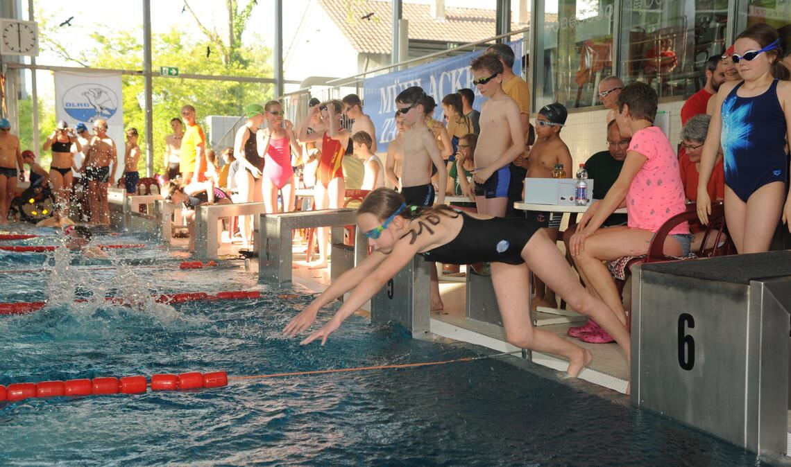 Am 15. Mai um 18 Uhr fällt der Startschuss für das 23. 24-Stunden-Schwimmen im Mühlacker Hallenbad. Foto: Fotomoment/Archiv