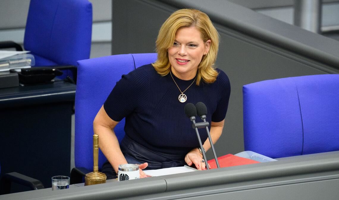 Am 17. Mai lässt Bundestagspräsidentin Julia Klöckner (CDU) auch in diesem Jahr die Regenbogenflagge über dem Reichstagsgebäude hissen. (Archivbild)