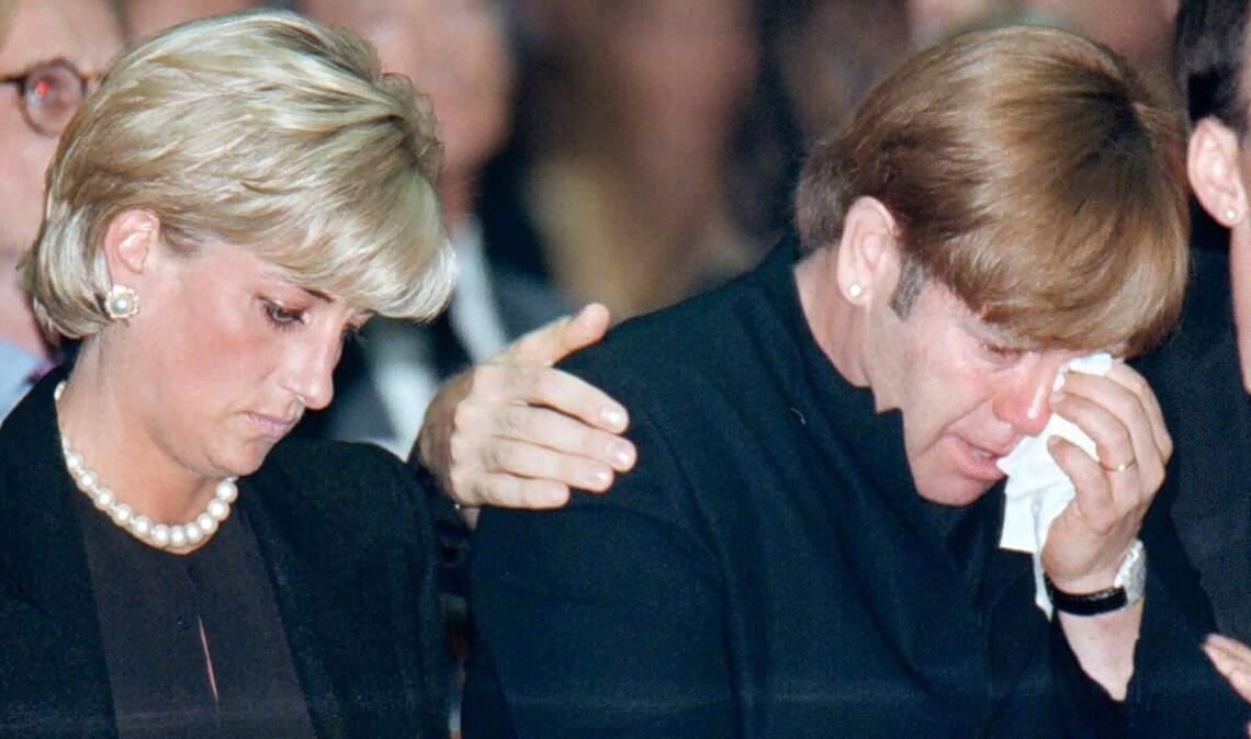 Am 22. Juli 1997 nehmen Diana und Sänger Elton John in Mailand (Italien) an der Trauerfeier für den italienischen Modedesigner Gianni Versace teil. 6 Wochen später stirbt Diana selbst. Elton John sang bei der Trauerfeier in der Westminster Abbey "Goodbye, England's Rose" - eine angepasst Version von "Candle in the Wind".