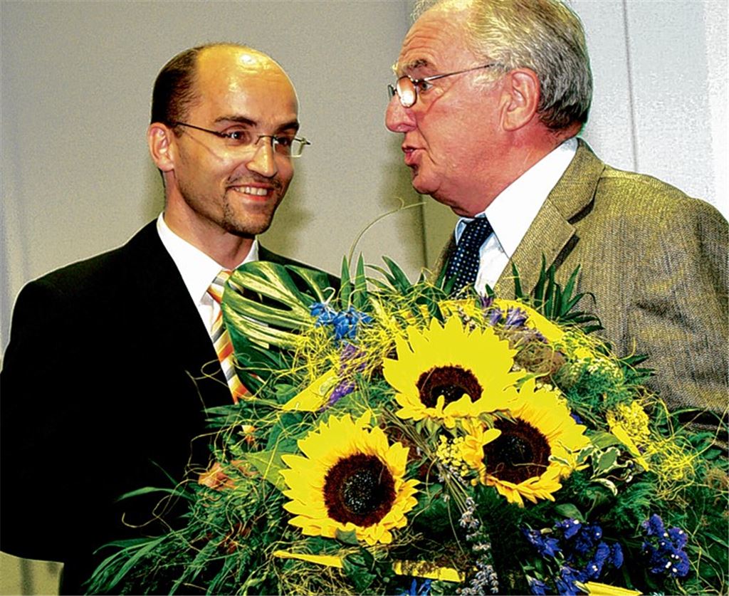 Am 24. Juli 2005 gratuliert Winfried Scheuermann Harald Eiberger zur gewonnenen Bürgermeisterwahl in Illingen – und diese Szene könnte sich acht Jahre später, am 7. Juli 2013, wiederholen. Der amtierende Bürgermeister tritt wieder an, ein echter Gegenkandidat ist nicht in Sicht. Archivfoto: Stahlfeld