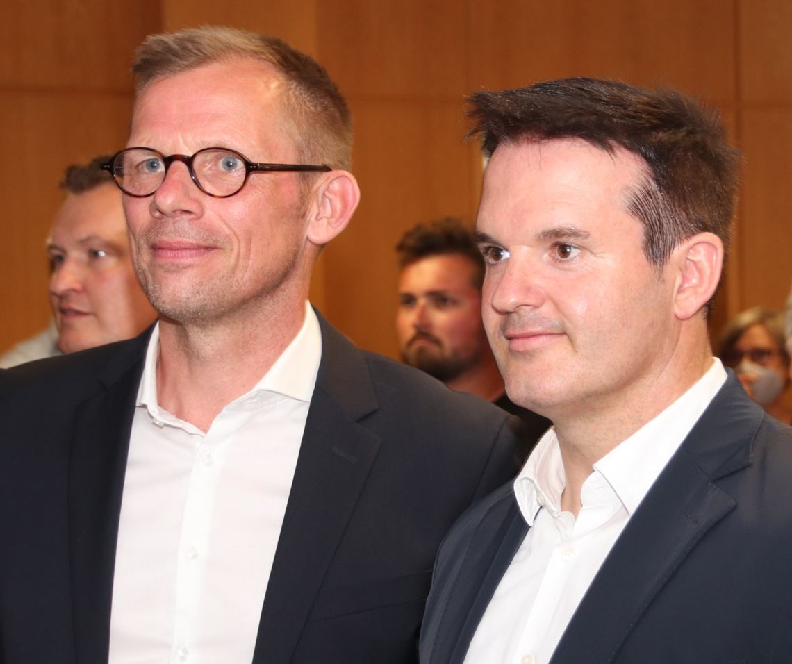 Am 24. Juli muss nochmals abgestimmt werden: Sven Haumacher (re.) liegt bei der OB-Wahl in Vaihingen vorne. Auf Platz zwei Uwe Skrzypek (li.). Foto: Arning