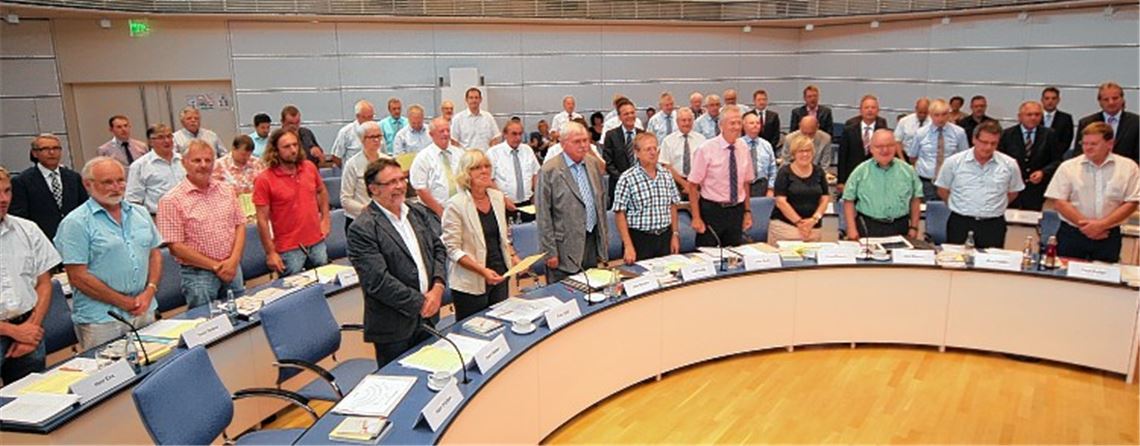 Am 25. Mai gewählt, gestern Nachmittag von Landrat Karl Röckinger verpflichtet: Der neue Kreistag, der die Interessen der Bürger des Enzkreises vertritt.