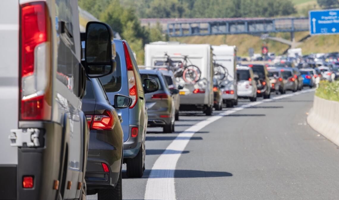 Am 30. Mai wird die Brennerautobahn aufgrund einer Demonstration vollständig gesperrt. Reisende müssen mit massiven Verkehrsbehinderungen rechnen. Alle Details zu Sperrungen und Umfahrungen.