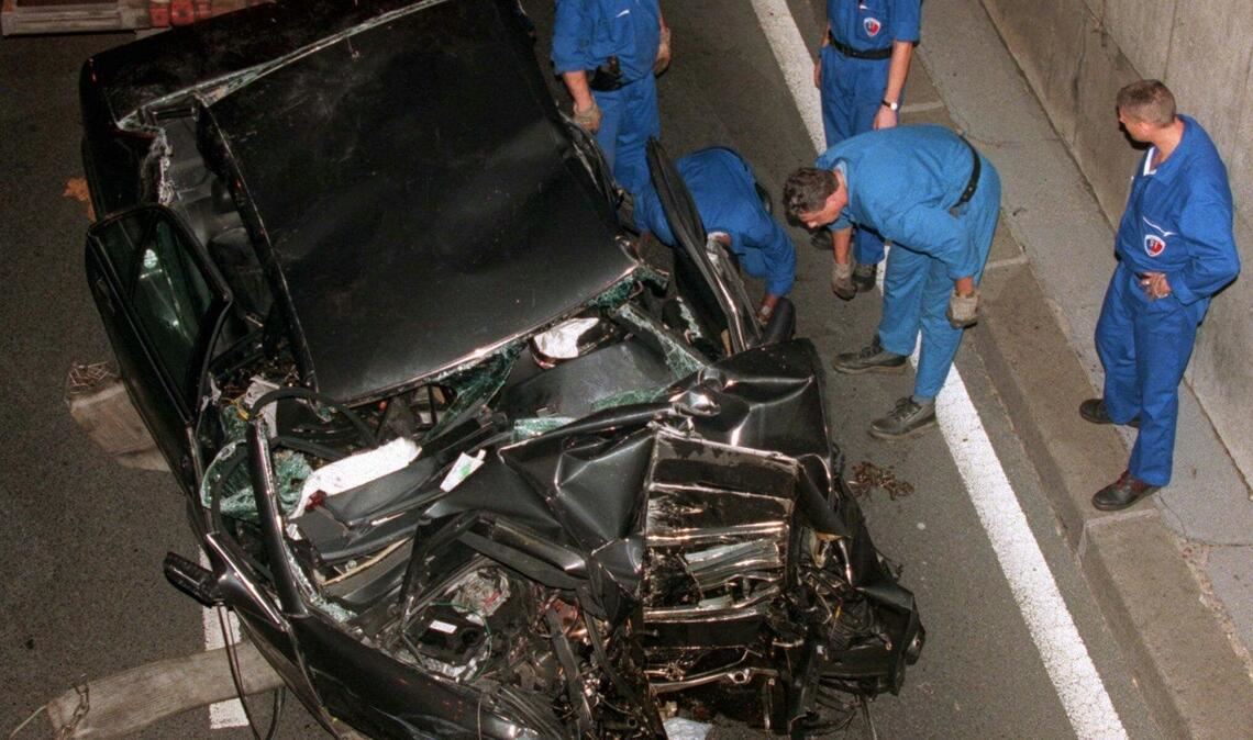 Am 31. August 1997 der Schock: Prinzessin Dianas Wagen prallt kurz nach Mitternacht in Paris gegen einen Tunnelpfeiler. Dianas Partner Dodi Al-Fayed und der Fahrer Henri Paul starben noch am Unfallort. Diana wird in den frühen Morgenstunden für tot erklärt. Lediglich ein Leibwächter überlebt den Unfall mit schweren Verletzungen. In mehreren Verfahren wurde Dianas Tod als Unfall eingestuft. Der Fahrer hatte fünf verschiedene Medikamente sowie 1,8 Promille Alkohol im Blut. Immer wieder wird jedoch die Rolle der Paparazzi hinterfragt, die den Wagen verfolgt haben.