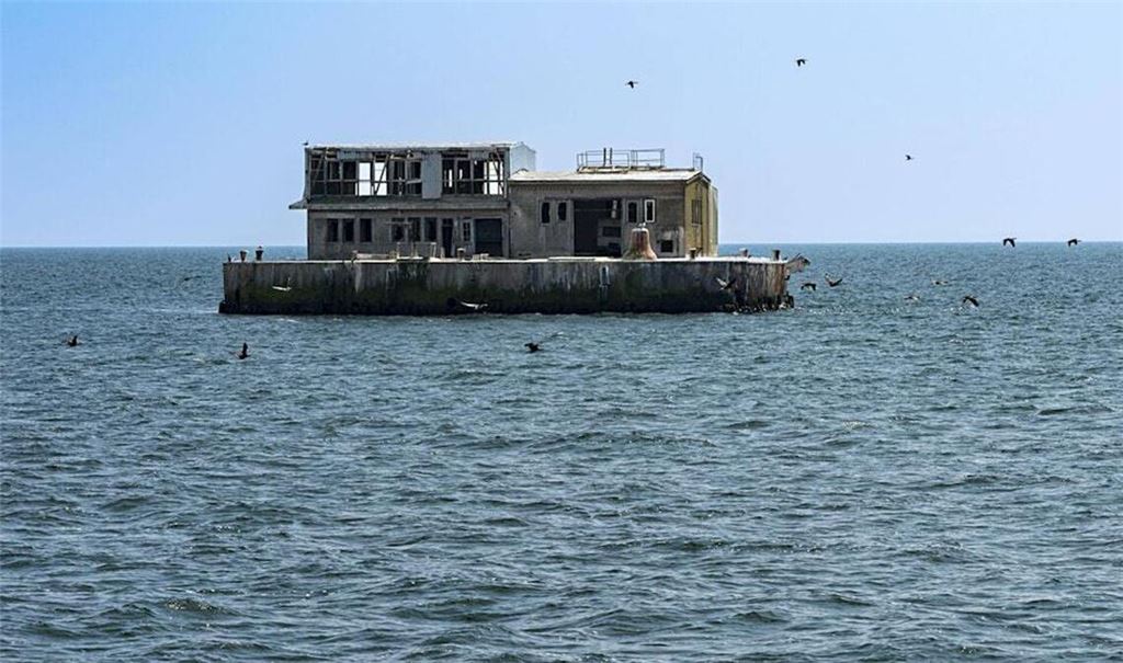 Am 4. Juni wird diese ungewöhnliche Immobilie, eine ehemalige NVA-Marinestation, in Hamburg von der Norddeutschen Grundstücksauktionen AG versteigert. Startpreis: 39.000 Euro.