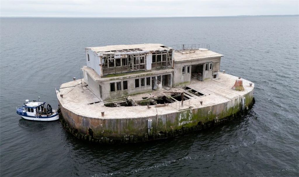 Am 4. Juni wird diese ungewöhnliche Immobilie, eine ehemalige NVA-Marinestation, in Hamburg von der Norddeutschen Grundstücksauktionen AG versteigert. Startpreis: 39.000 Euro.