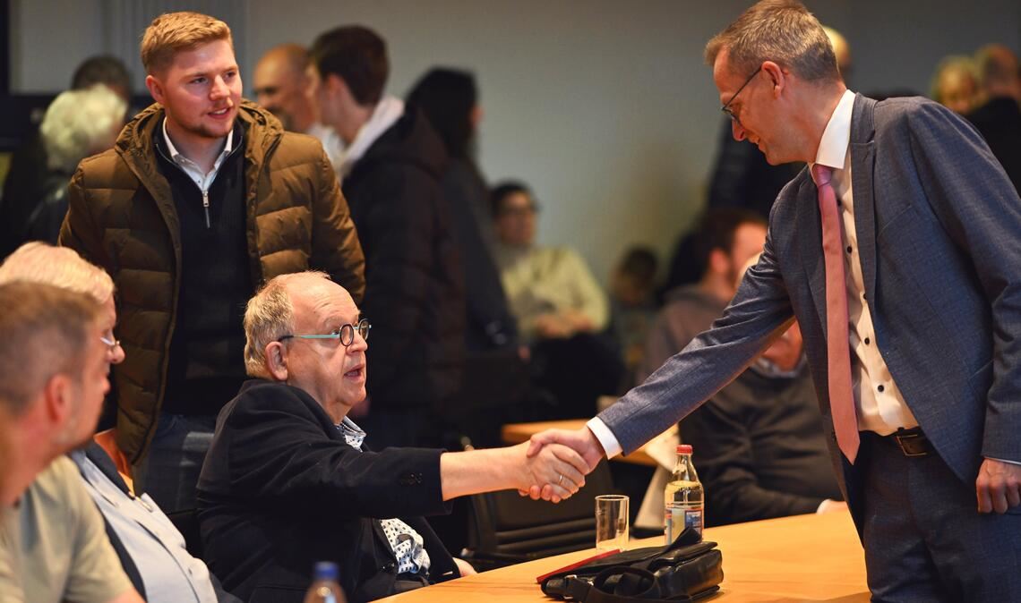 Am 9. November gratulierte Günter Bächle (sitzend) Stephan Retter (re.) zum Wahlsieg, zwei Monate später wird er ihn auf das OB-Amt verpflichten. Foto: Schüller